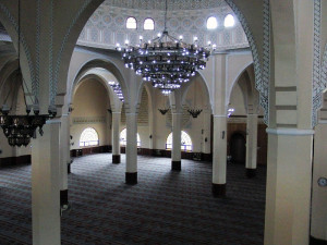 800px-Interior_view_Kampala_National_mosque